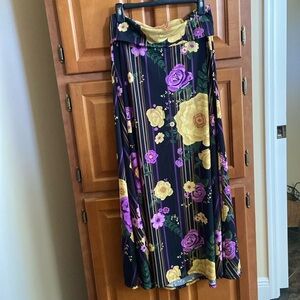 LuLaRue pull up skirt.!Easy to roll & pack! Fold down waist